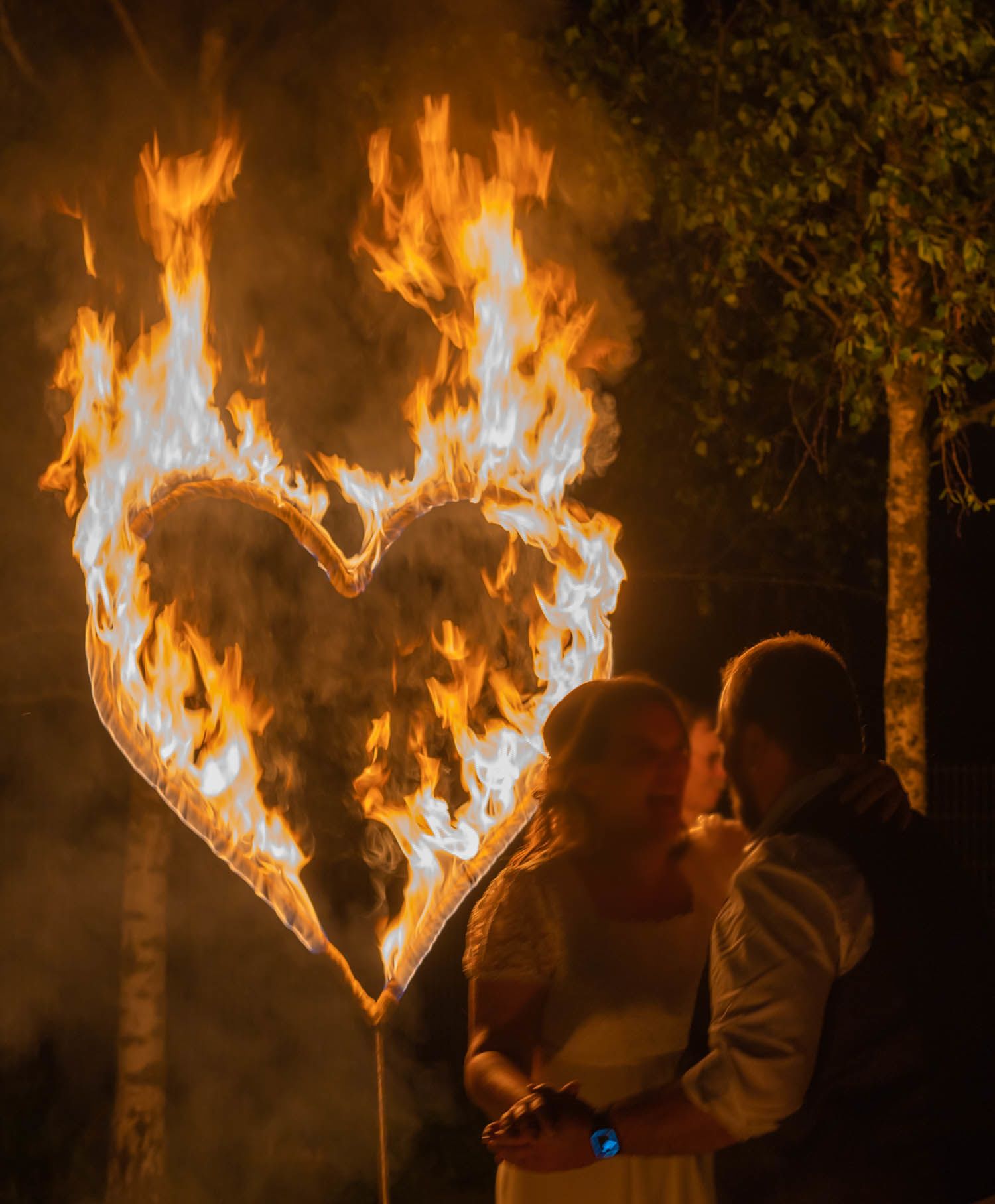 Hochzeitsfeuershow - Brautpaar entzündet brennendes Herz
