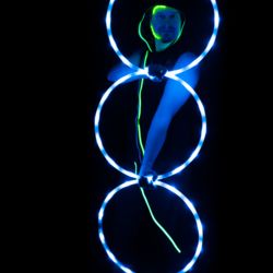 Portrait Foto eines Jongleur mit 3 leuchtenden Ringen