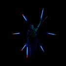 LED Show mit Jongleur im leuchtendem Kostüm vor Licht Skulptur
