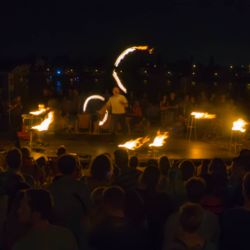 Feuershow mit brennenden staeben in Mainz