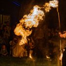 Hochzeitsfeuershow mit Feuerkünstler mit großen Flammen