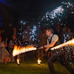 Hochzeitsfeuershow mit Feuerkünstler mit brennenden Seilen