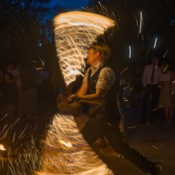 Feuershow mit brennenden Seilen auf einer Hochzeitsfeier