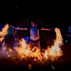 Feuershow mit einem großen Flammen Effekt
