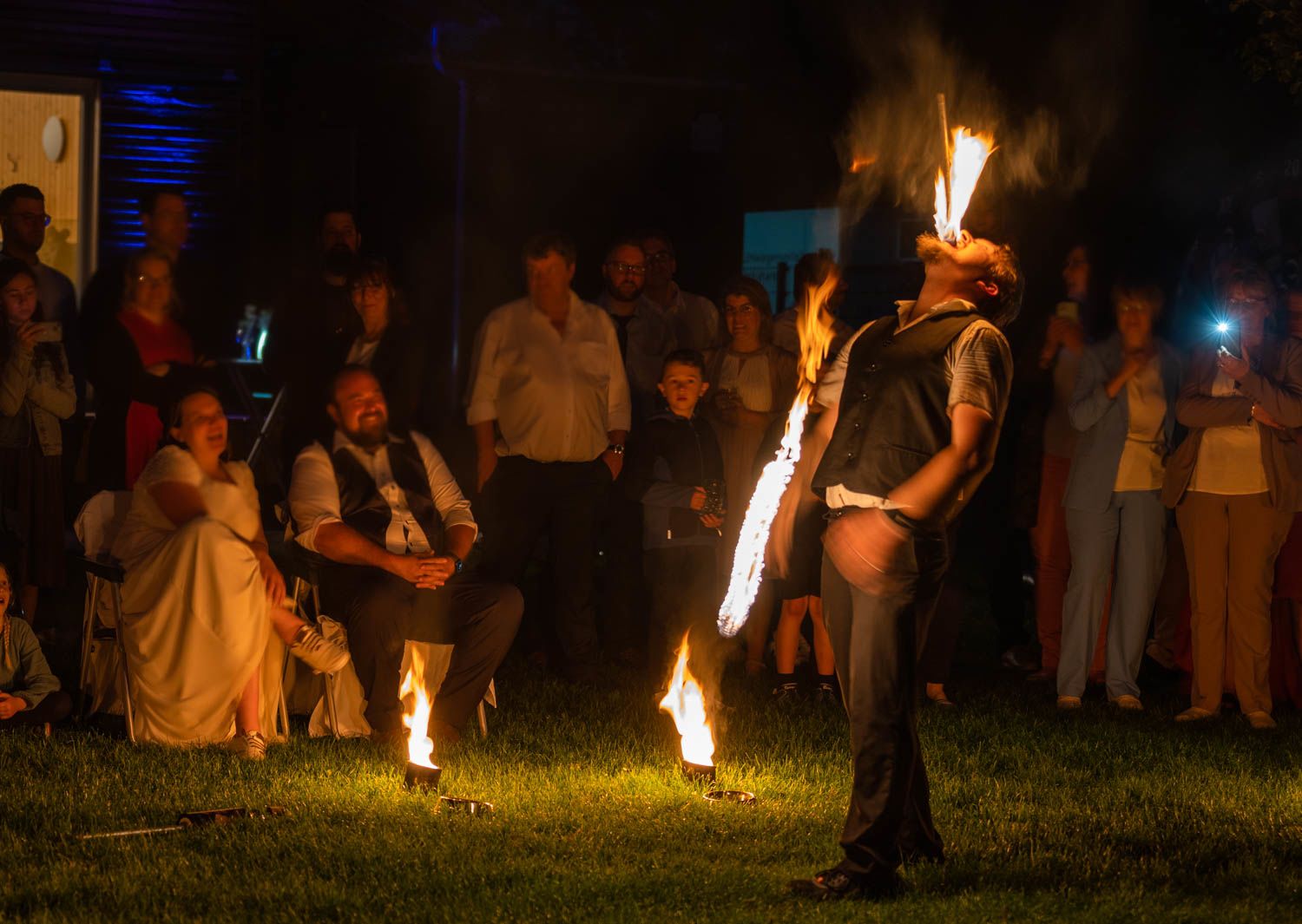 Hochzeitsfeuershow mit Feuerkünstler der Feuerschluckt