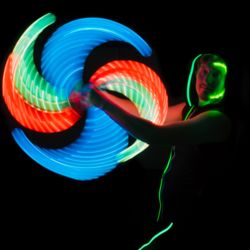 LED Show mit Kuenstler der spiralen in die Luft malt