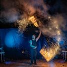 Feuershow mit einem artist der brennende Seile herumwirbelt